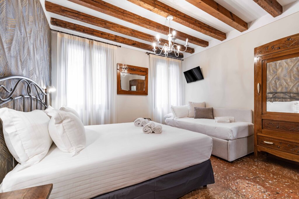 Triple Room at Locanda Art Déco with double and single bed