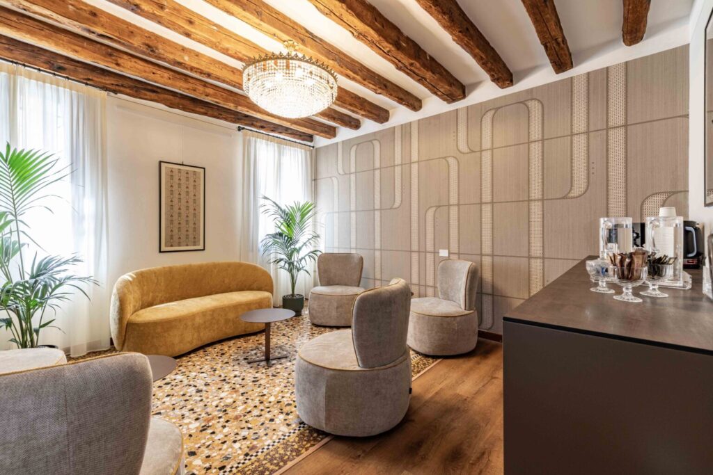 Shared lounge with vintage seating and wooden beams at Locanda Art Déco