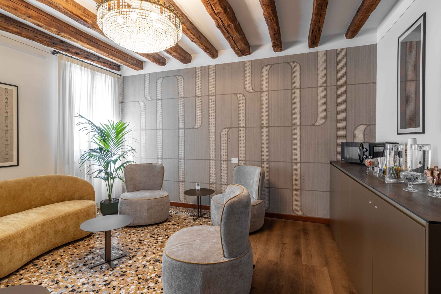 Shared lounge and refreshments area of Locanda Art Déco